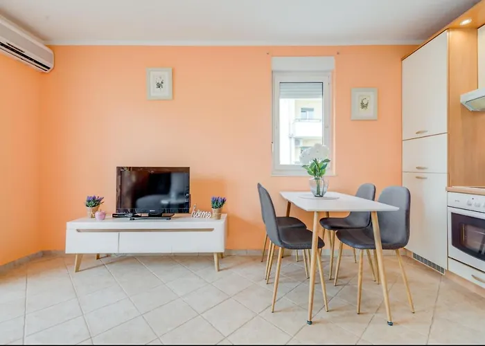 The Old Town View Apartment, 5 Min Walk, Parking Apartament Trogir